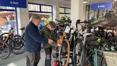 Thomas Rest und Nikolai Weber im Ladengeschäft der Zweiradwelt in Oberachern, wie sie ein Bambus-Bike betrachten.