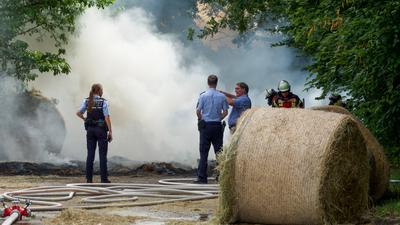 Polizei und Feuerwehr bei Heuballenbrand