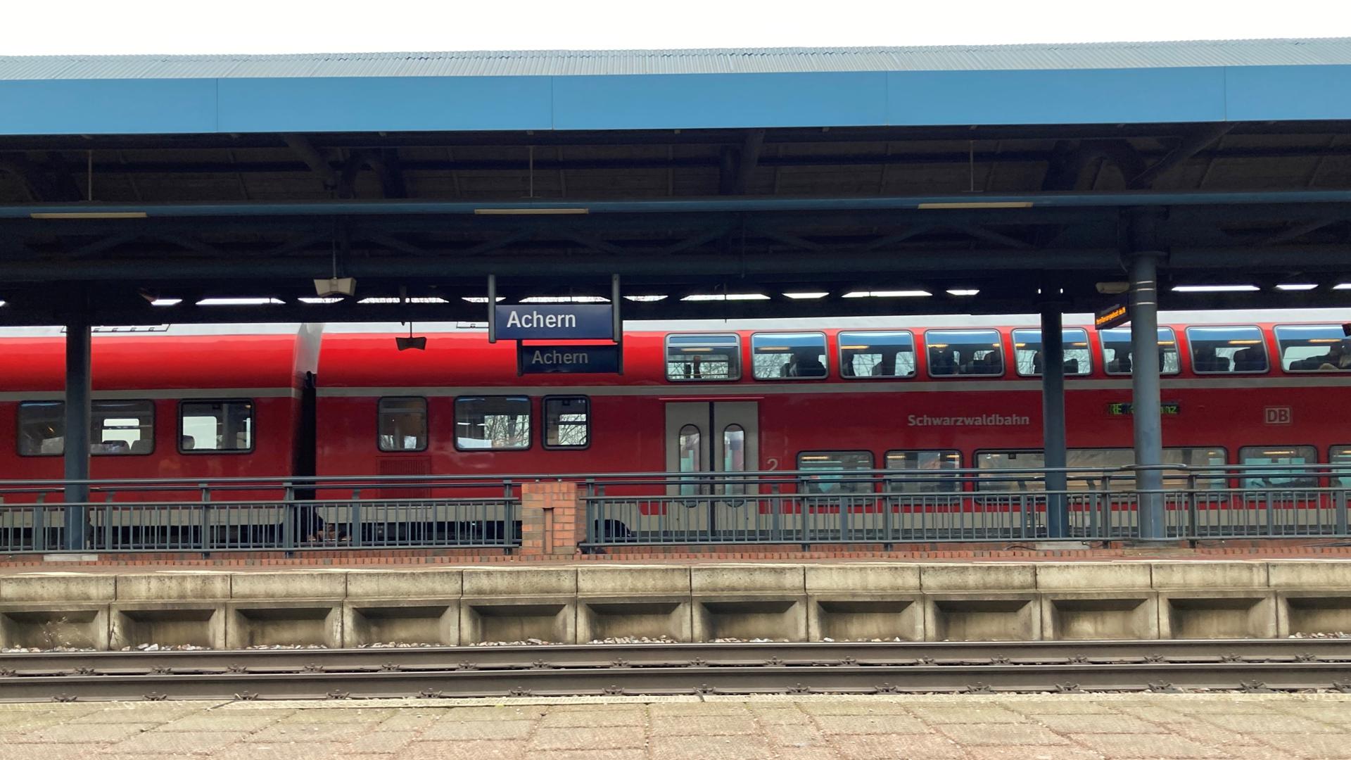 RE 2 mit roten Doppelstockwagen im Bahnhof Achern