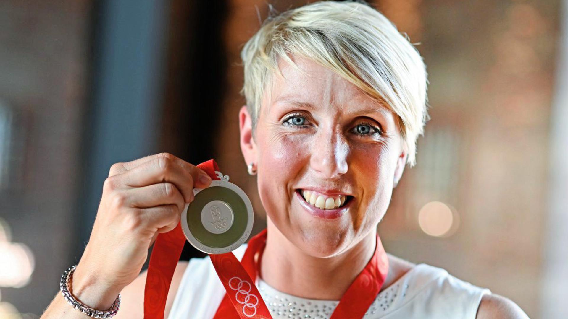 Christina Obergföll zeigt in Offenburg ihre Medaille. Elf Jahre nach den Olympischen Spielen in Peking hat die frühere Speerwurf-Weltmeisterin Christina Obergföll ihre Silbermedaille bekommen.