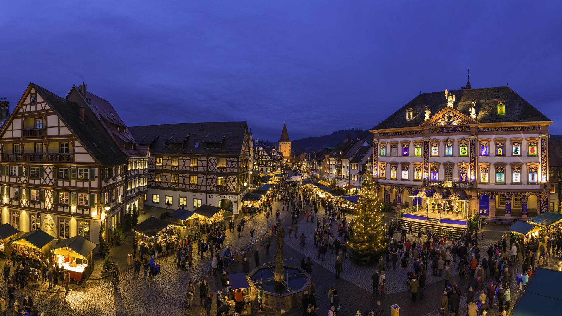 Weihnachtsmarkt und Rathaus Gengenbach