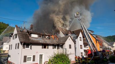 Von dem Brand in Hohberg-Diersburg sind nach Angaben der Polizei sechs Häuser betroffen.