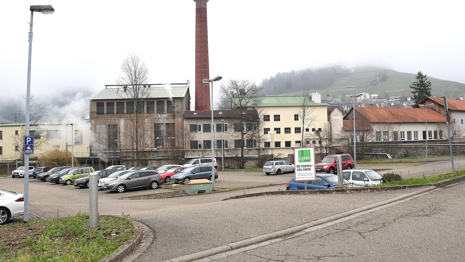 Parkplatz vor dem Gebäude der Firma Lenk. 