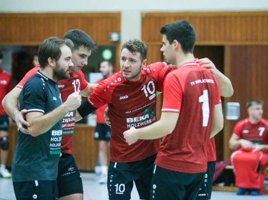 Die Spieler des Volleyball-Regionalligisten TV Kappelrodeck feiern in der Saison 2023/24 einen Punktgewinn.