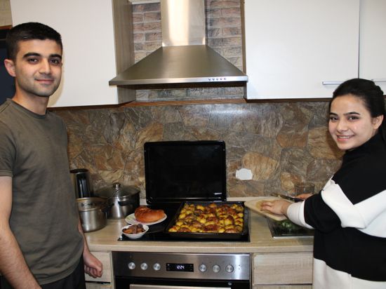 Bashar und Aisha Youssef, hier beim Vorbereiten des Abendessens, empfinden die vielen Stunden des Fastens während des Ramadans nicht als zu große Belastung. Ihrem Tagesgeschäft gehen sie wie immer nach.