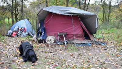 In einem Zelt auf einer Obstwiese bei Waldulm leben zwei Menschen und ein Hund. Sie hoffen, nicht noch einen zweiten Winter draußen verbringen zu müssen.