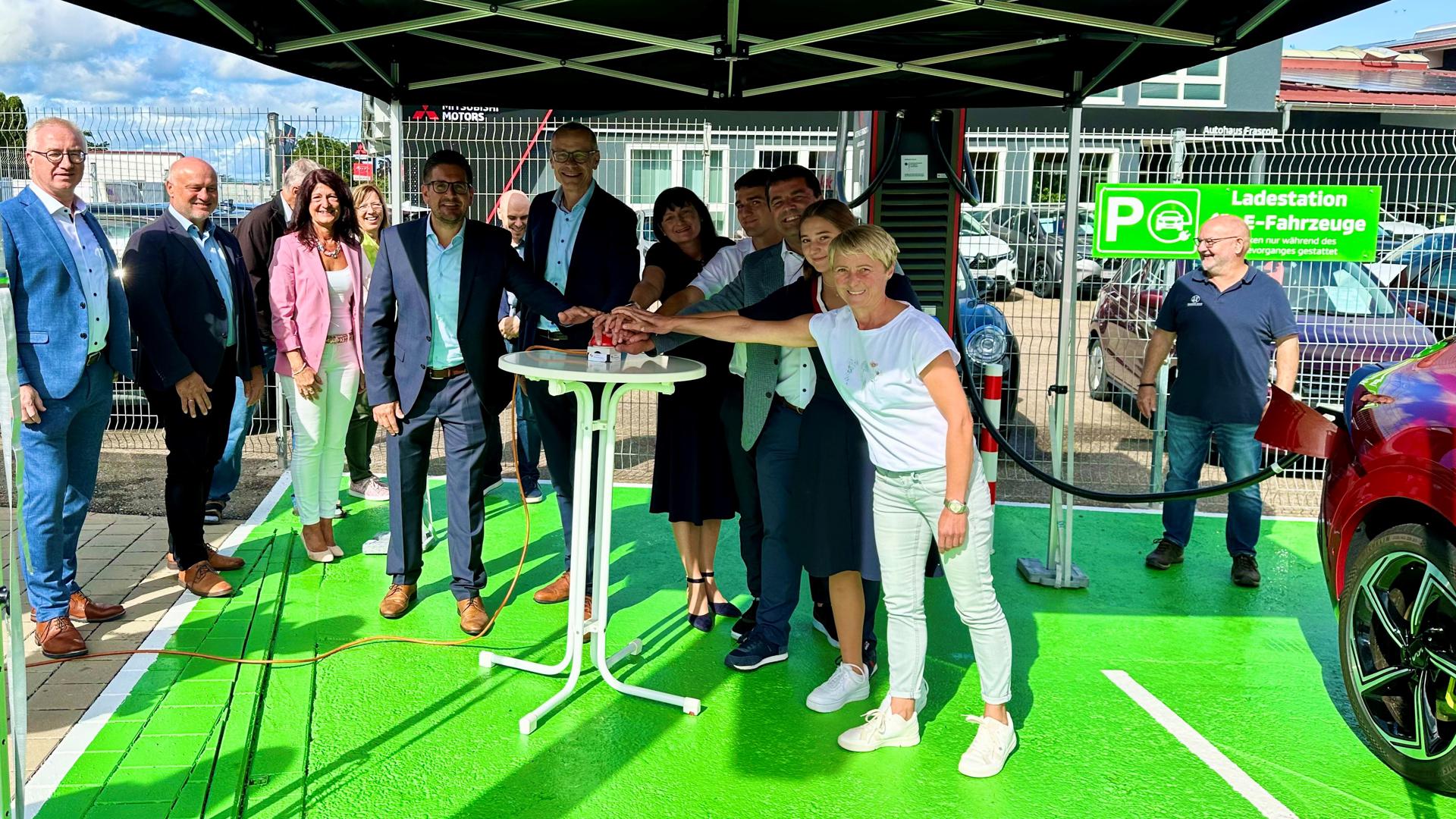Das Autohaus Frascoia eröffnete im Beisein von Bürgermeistern, Vertretern des E-Werks Mittelbaden, eigener Mitarbeiter und Vertretern der Firma Huber Bau seinen neu geschaffenene E-Ladepark.