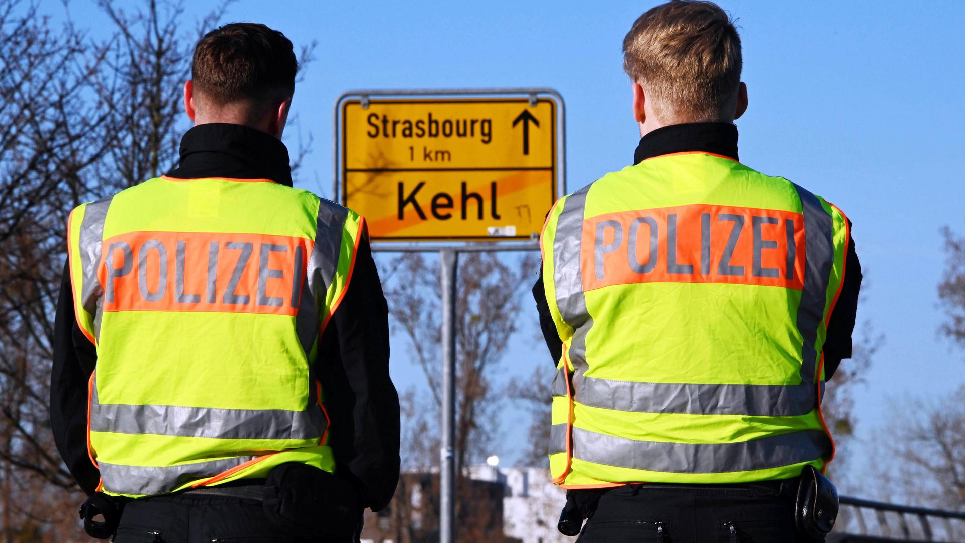 Am deutsch-französischen Grenzübergang in Kehl stehen zwei Beamte der Bundespolizei. 