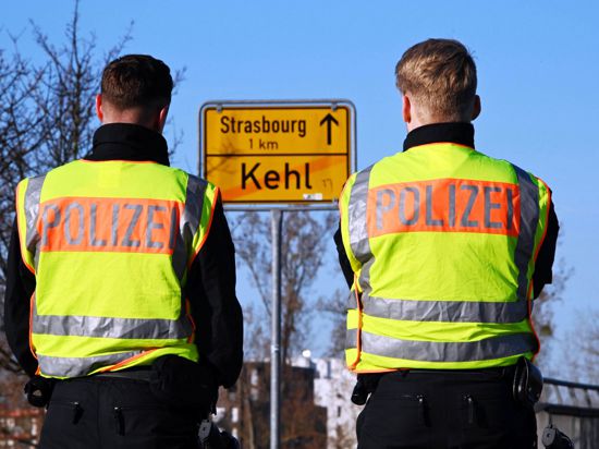 Am deutsch-französischen Grenzübergang in Kehl stehen zwei Beamte der Bundespolizei. 