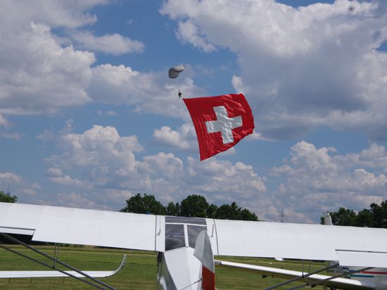 Die Fallschirmspringer des Schweizer Militärs  zeigten ihr Können