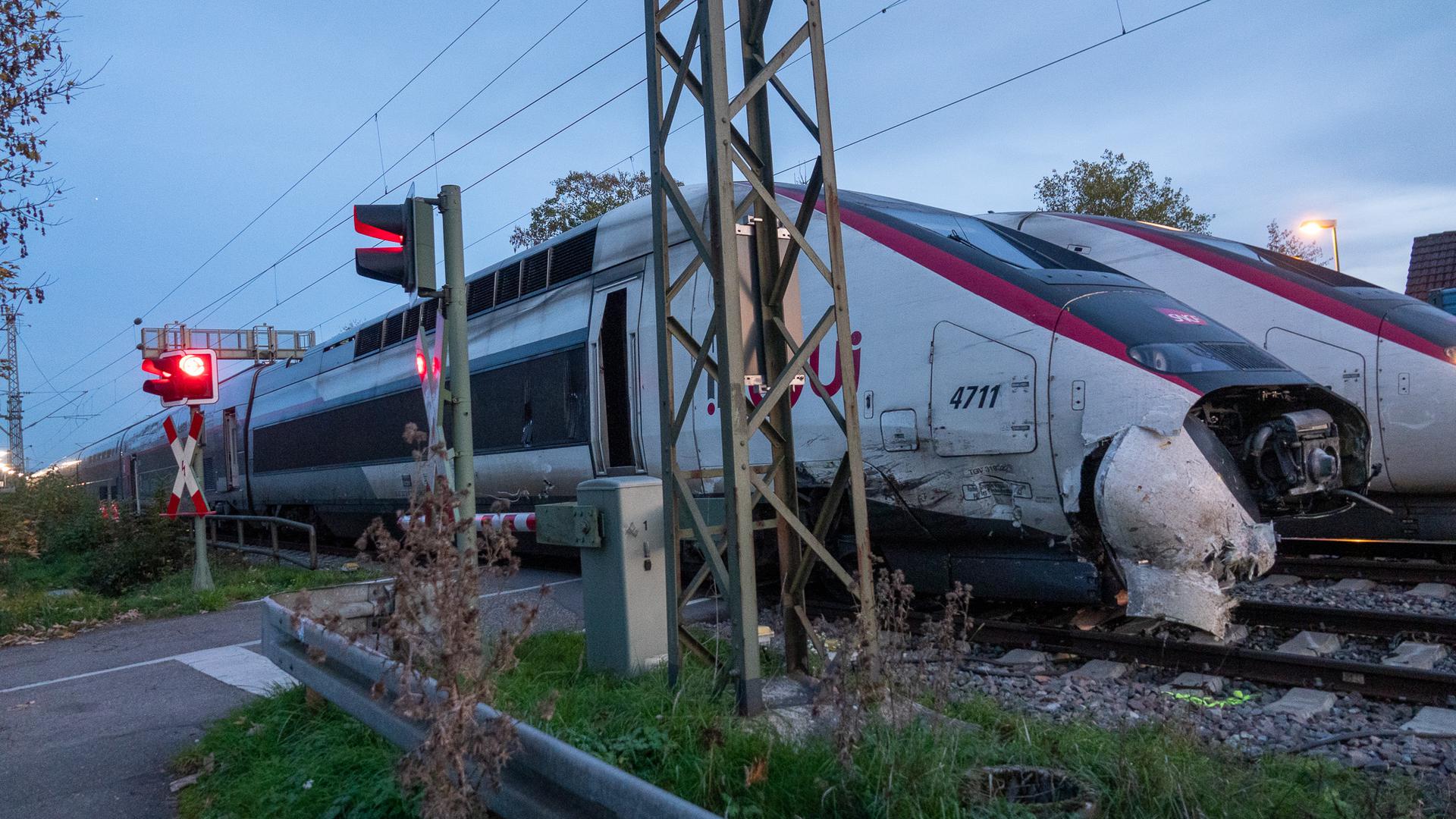 Ein TGV konnte den Angaben nach nicht mehr rechtzeitig bremsen und ist mit dem Traktor zusammengestoßen. 