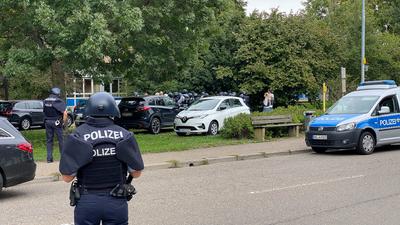 Einsatz in Kehl: Polizeibeamte sicherten am Donnerstag das Umfeld der beruflichen Schulen. Auslöser war ein lauter Knall.