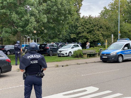 Einsatz in Kehl: Polizeibeamte sicherten am Donnerstag das Umfeld der beruflichen Schulen. Auslöser war ein lauter Knall.