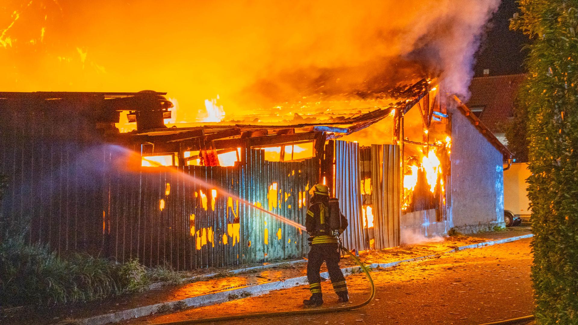 Nachdem es am Sonntag zum sechsten Mal innerhalb von einer Woche in Kehl-Neumühl gebrannt hat, prüft die Polizei mögliche Zusammenhänge der Feuer.