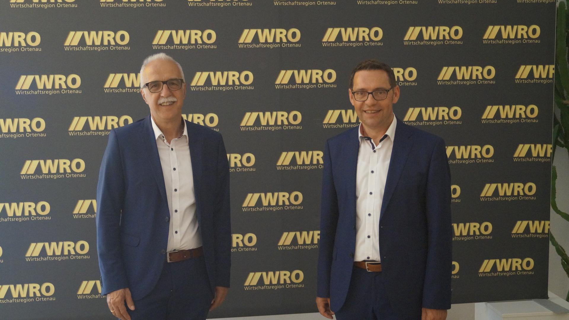 Zum 1. Juli 2021 wechselt turnusgemäß der Aufsichtsratsvorsitz der Wirtschaftsregion Ortenau (WRO). Oberbürgermeister Toni Vetrano (links, Stadt Kehl) übernimmt das Amt von OB Klaus Muttach (Achern).