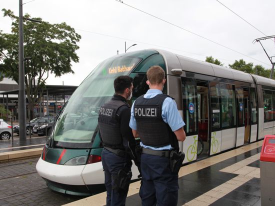 Zwei Bundespolizisten stehen in Kehl am Trambahnhalt am Bahnhof