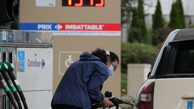 Eine Frau betankt ihr Auto an einer Tankstelle im Südwesten Frankreichs. Während in Deutschland der sogenannte Tankrabatt ausgelaufen ist, hat Frankreich in der Nacht zum Donnerstag den Nachlass an der Zapfsäule erhöht.