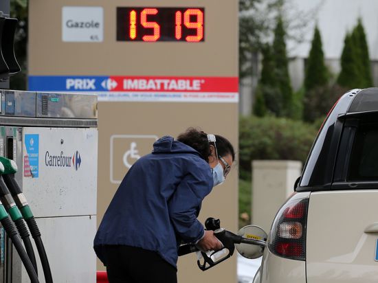 Eine Frau betankt ihr Auto an einer Tankstelle im Südwesten Frankreichs. Während in Deutschland der sogenannte Tankrabatt ausgelaufen ist, hat Frankreich in der Nacht zum Donnerstag den Nachlass an der Zapfsäule erhöht.