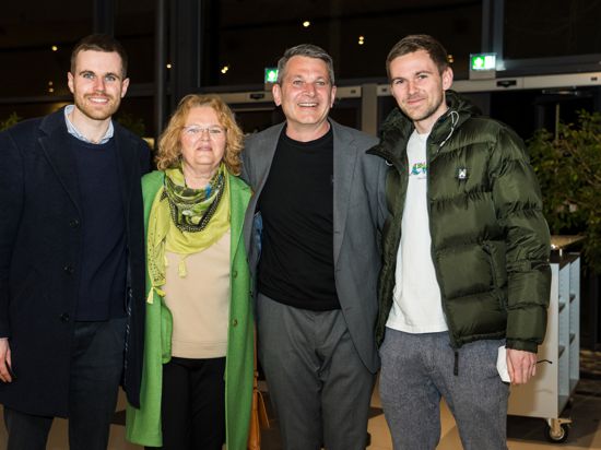 Wolfram Britz freut sich nach seiner Wahl zum Oberbürgermeister von Kehl mit seiner Frau Iris und den Söhnen Til (rechts) und Jan.