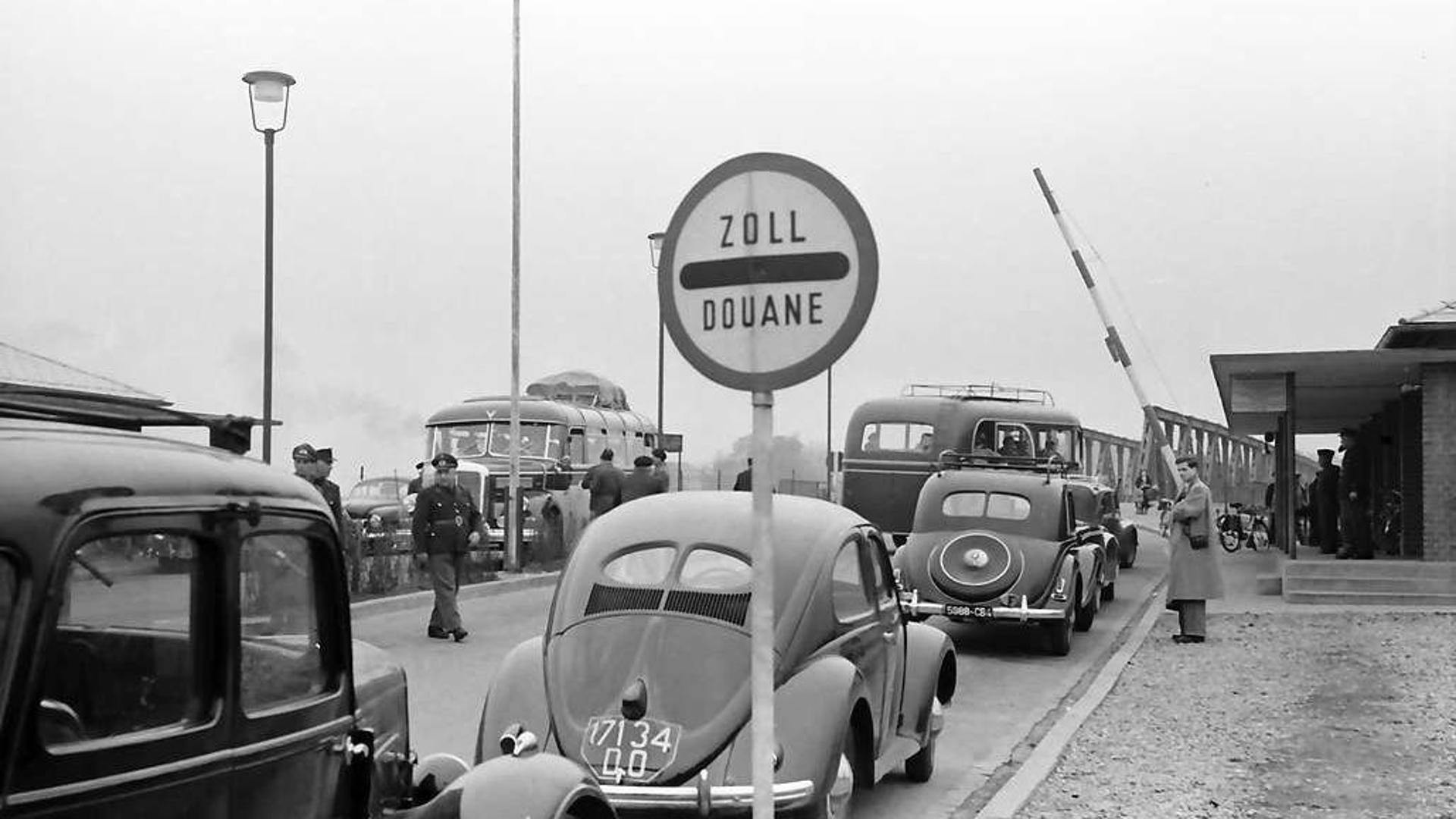 Zollkontrolle am Grenzübergang Kehl/Straßburg 1953.