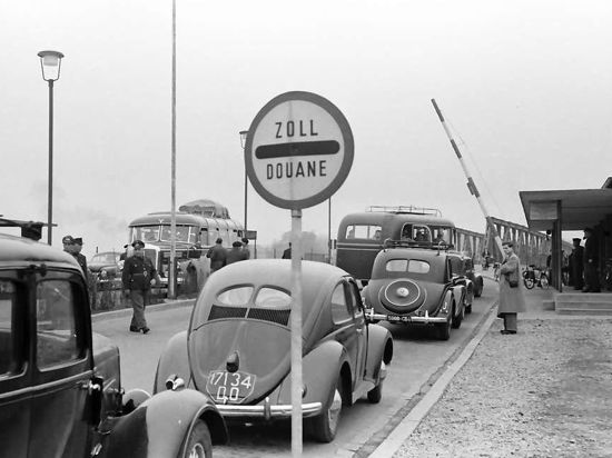 Zollkontrolle am Grenzübergang Kehl/Straßburg 1953.