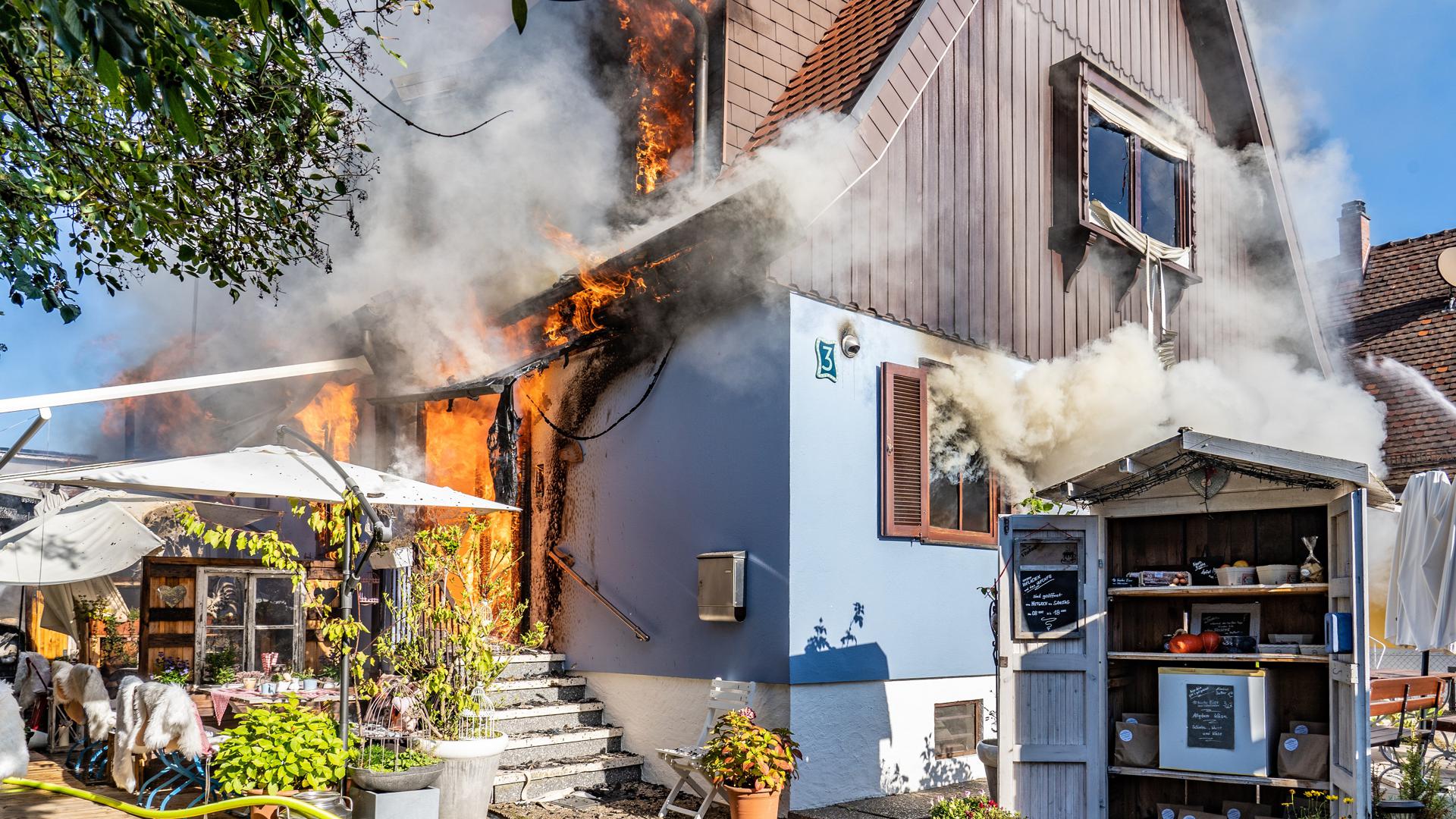 Ein Haus in der Endgasse in Kehl brennt.