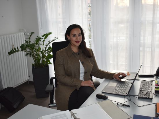 Die 39-jährige Jannate Hammerstein kümmert sich im Auftrag der Stadt Kehl um auffällige Kinder und Jugendliche., sie sitzt an ihrem Schreibtisch. 