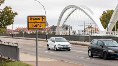 Autos fahren aus Richtung Frankreich in die Stadt Kehl ein. (zu dpa: «Kretschmann reist nach Straßburg: Zusammenstehen in Krisenzeiten») +++ dpa-Bildfunk +++