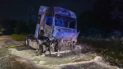 Völlig ausgebrannt ist dieser Lastwagen im Kehler Stadtteil Neumühl. Die Polizei schließt nicht aus, dass der Vorfall Teil einer Serie von Brandstiftungen ist, die Neumühl seit Wochen in Atem halten. 