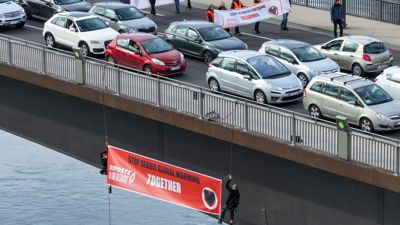 Zwei Klimaaktivisten seilen sich von der Europabrücke ab