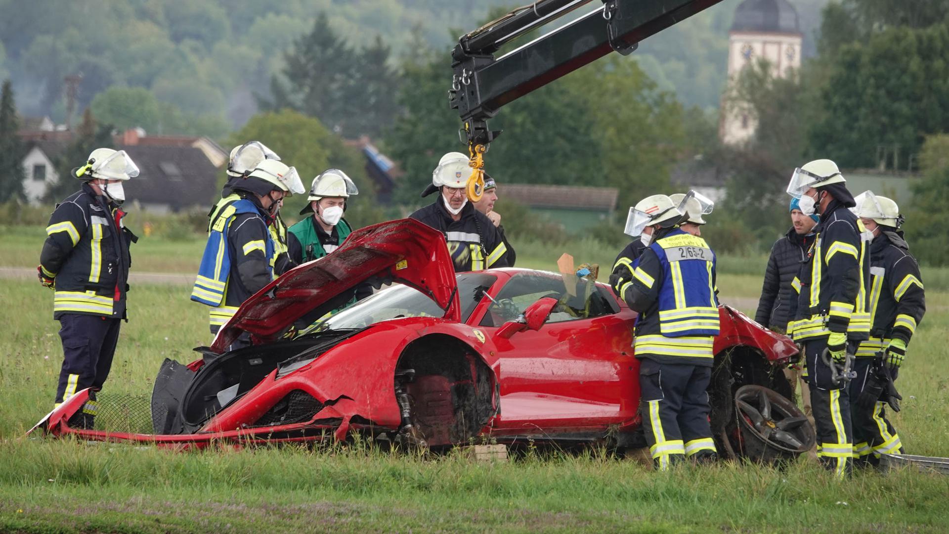 Überschlag bei 280 Stundenkilometer: Vom teuren Ferrari GTB blieb nur noch ein Wrack. Die Passagiere hingegeben konnten das Krankenhaus bereits wieder verlassen. 