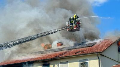 Feuerwehrkräfte löschen einen Hausbrand in Lahr. 