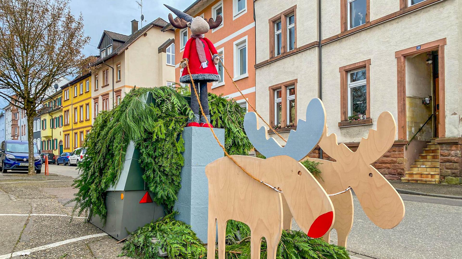 Gute Idee: Die Stadt Lahr dekorierte einen sogenannten Enforcement-Trailer weihnachtlich mit Rentieren, Weihnachtsmann und Grün. 