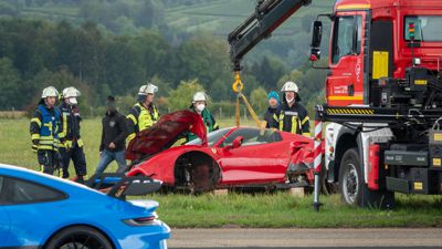 Bei einem Unfall mit einem Ferrari sind am Sonntag zwei Menschen auf dem Lahrer Flugplatz verletzt worden.