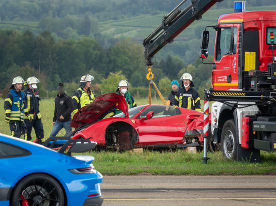 Bei einem Unfall mit einem Ferrari sind am Sonntag zwei Menschen auf dem Lahrer Flugplatz verletzt worden.
