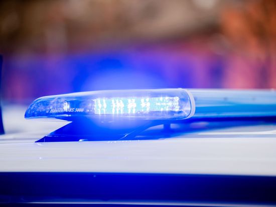 Ein Blaulicht leuchtet auf dem Dach eines Streifenwagens der Polizei.