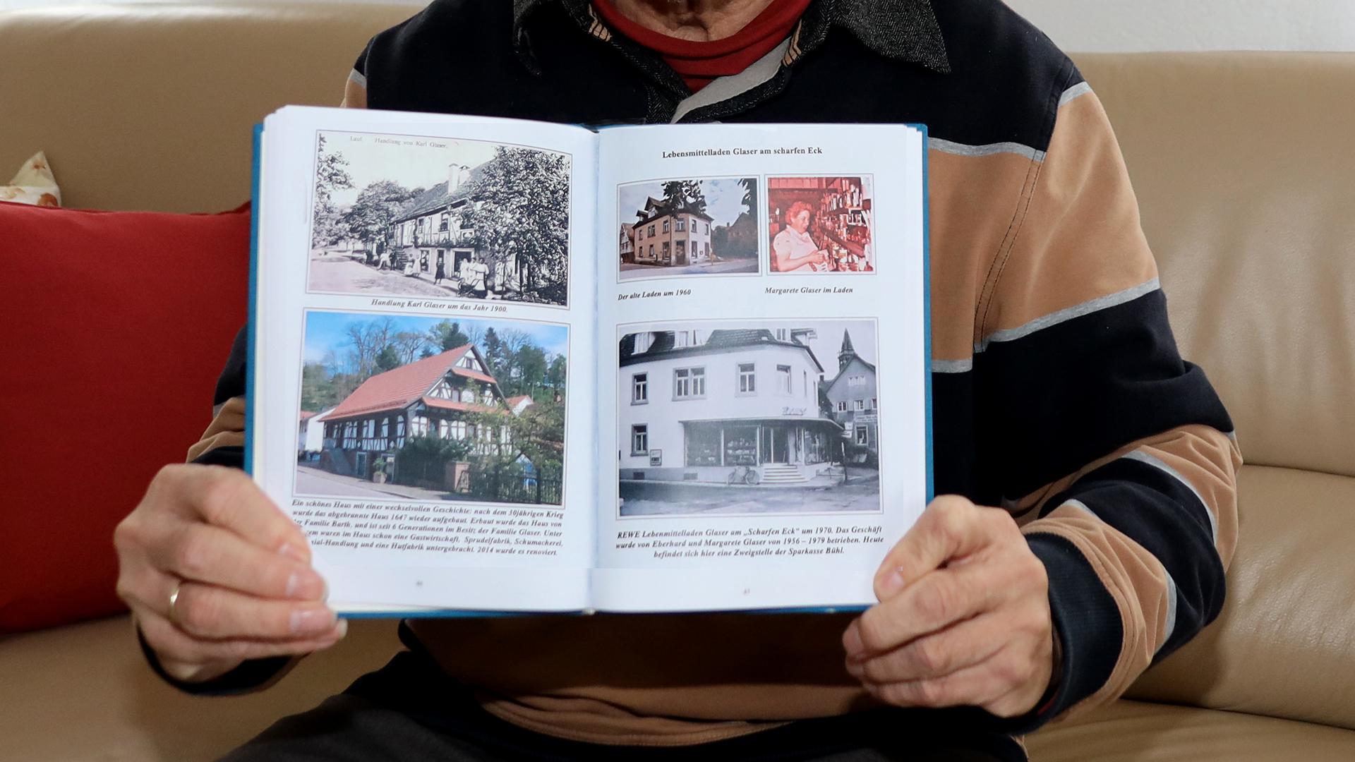 Hobby-Heimatforscher Alfred Graf zeigt in einem Buch ein Haus in Lauf aus der Zeit des 30-jährigen Kriegs.