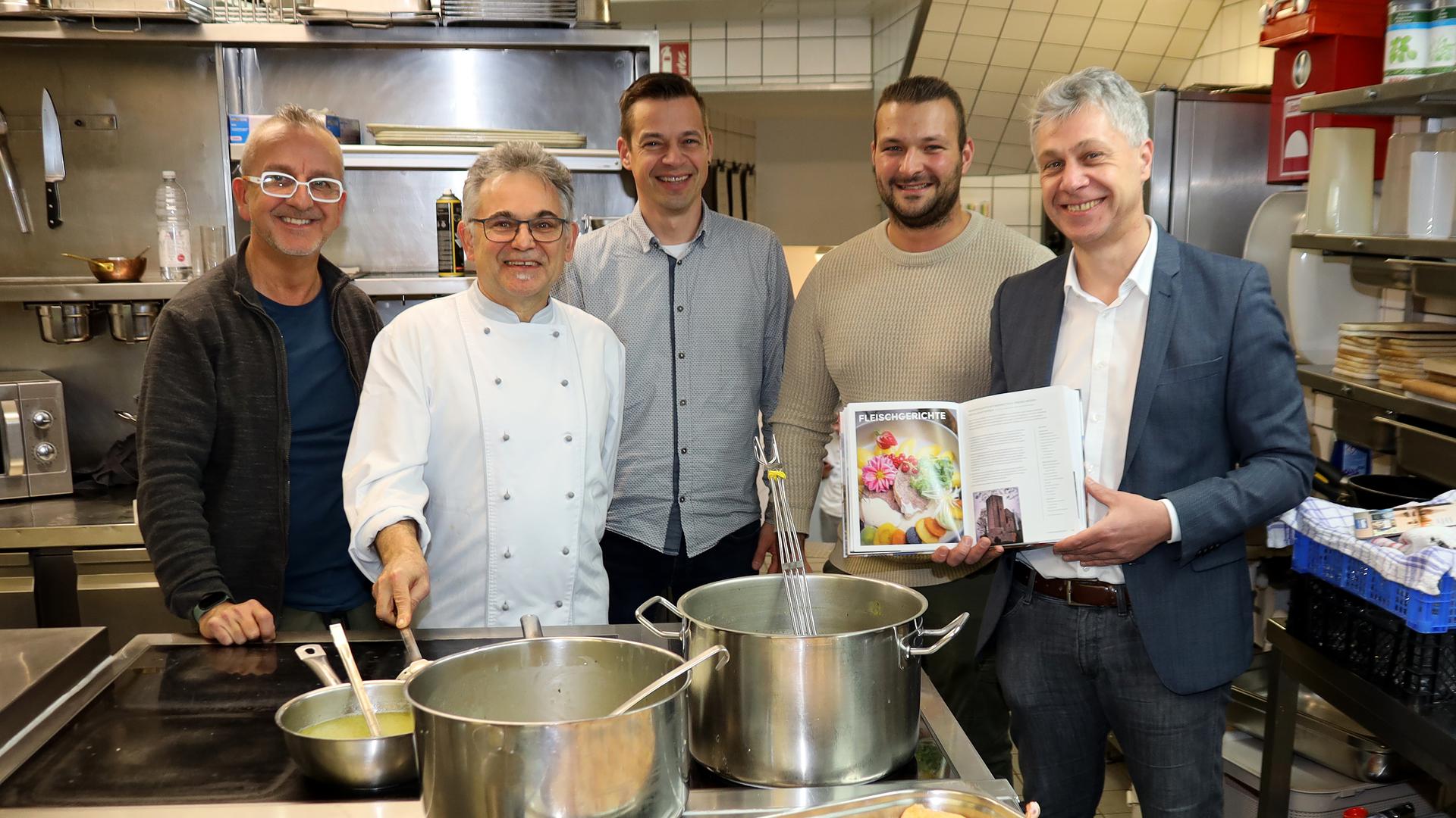 Ein Laufer Bürger veröffentlicht zusammen mit einer Italienerin ein deutsch-italienisches Kochbuch mit Rezepten von hiesigen Köchen – die Idee dazu entstand in der Coronazeit beim Kochrezeptetauschen.