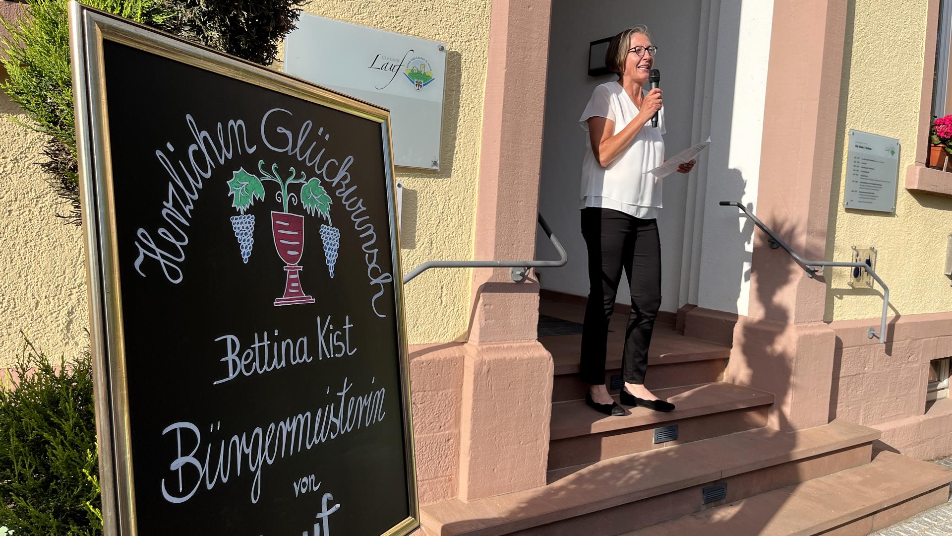 Erste Ansprache nach dem Wahlsieg: Bettina Kist dankte auf den Stufen vor dem Rathaus Wählern, Unterstützern und ihrer Familie.