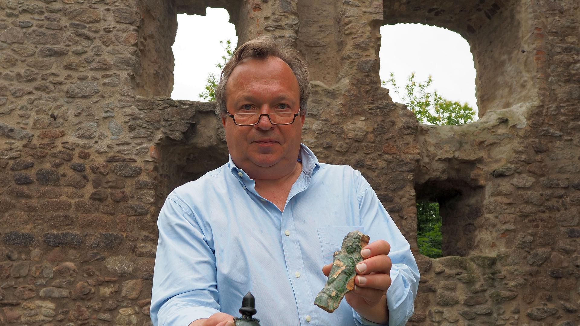 Keramik und Glaskunst: Die Stücke hat Detlef Franz an der Burg entdeckt.