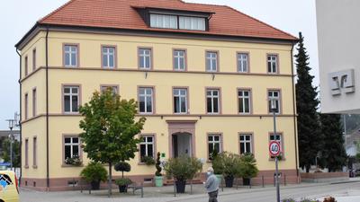 Das Laufer Rathaus mit seinen von Sandstein eingerahmten Fenstern und der gelben Fassade.