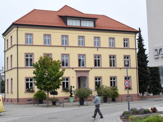 Das Laufer Rathaus mit seinen von Sandstein eingerahmten Fenstern und der gelben Fassade.