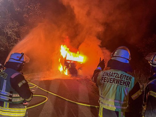 Völlig ausgebrannt ist dieser Lastwagen im Kehler Stadtteil Neumühl. Der Vorfall wird der Serie von Brandstiftungen ist, die Kehl lange in Atem hielt. 