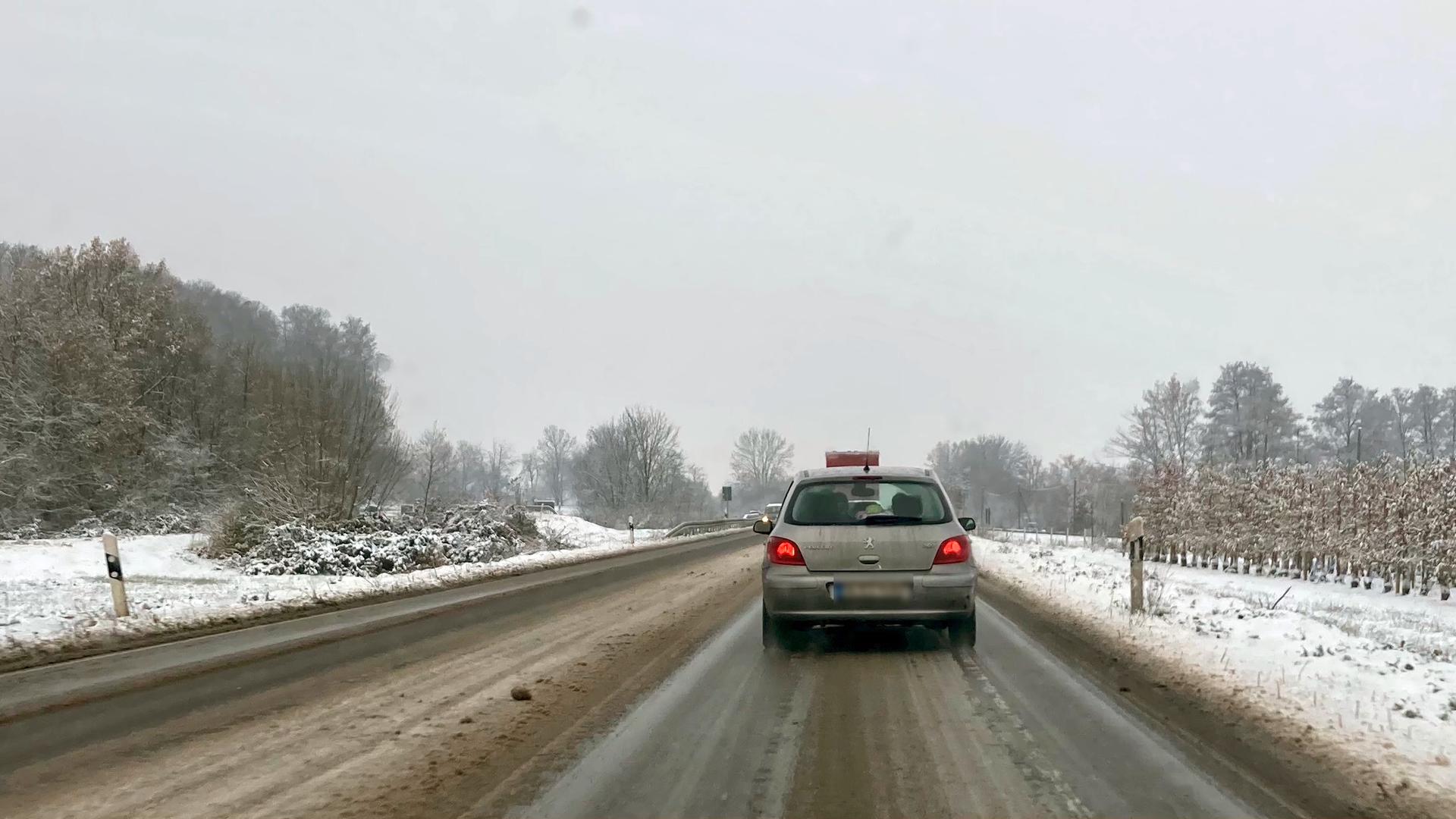 Winterliche Straßenverhältnisse, wie hier auf der B28 bei Oberkirch, sorgten am Donnerstagmorgen für einige Unfälle.