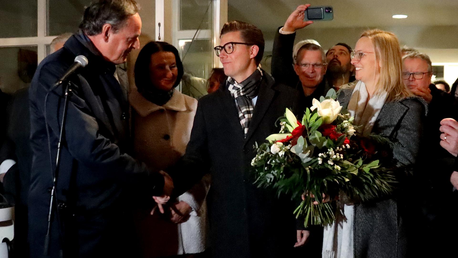 Handschlag nach dem Sieg: Oberbürgermeister Matthias Braun (links) gratuliert seinem frisch gewählten Nachfolger im Amt. Gregor Bühler erreichte an diesem Sonntag im ersten Wahlgang die meisten Stimmen.
