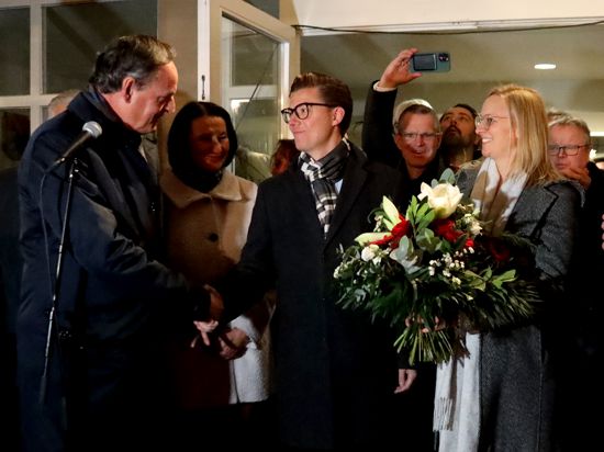 Handschlag nach dem Sieg: Oberbürgermeister Matthias Braun (links) gratuliert seinem frisch gewählten Nachfolger im Amt. Gregor Bühler erreichte an diesem Sonntag im ersten Wahlgang die meisten Stimmen.