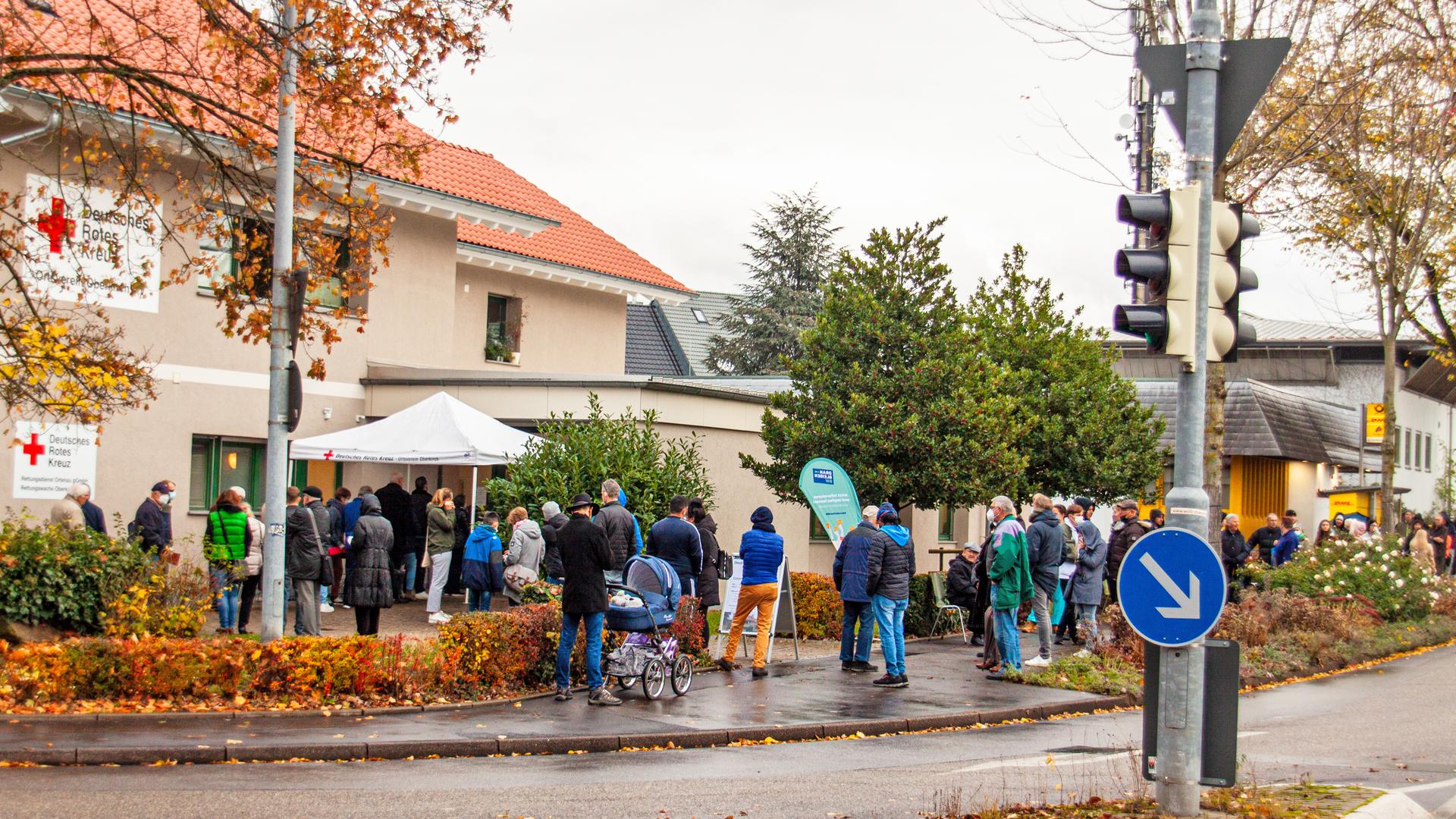 Einige hundert Menschen waren am Samstag dem Impfangebot des Deutschen Roten Kreuzes in Oberkirch gefolgt. Teilweise nahmen sie bis zu zwei Stunden Schlange stehen im Regen in Kauf, um sich gegen Covid 19 zu schützen. Foto: Michael Brück 