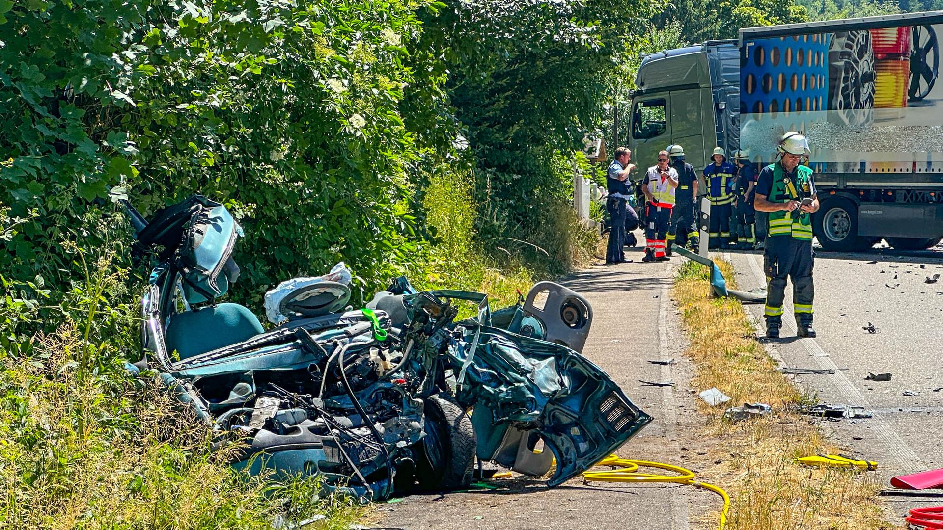 Bei einem Unfall auf der B28 bei Lautenbach ist am Dienstag ein Autofahrer schwer verletzt worden.