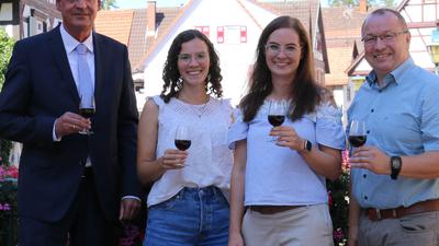 Oberbürgermeister Matthias Braun, die neue Oberkircher
Weinprinzessin Katja Wiegert sowie Isabell Ehrlich und Mathias Benz vom
Fachbereich „Kultur“ des Rathauses.
