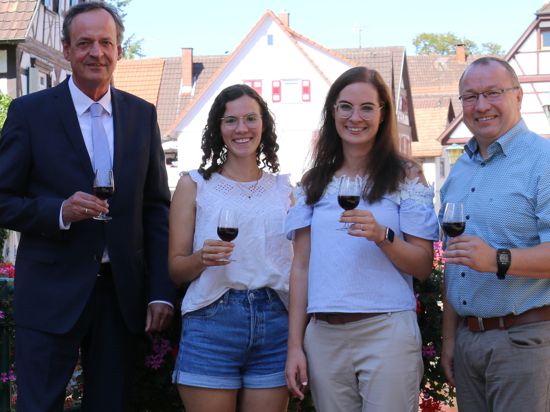 Oberbürgermeister Matthias Braun, die neue Oberkircher
Weinprinzessin Katja Wiegert sowie Isabell Ehrlich und Mathias Benz vom
Fachbereich „Kultur“ des Rathauses.
